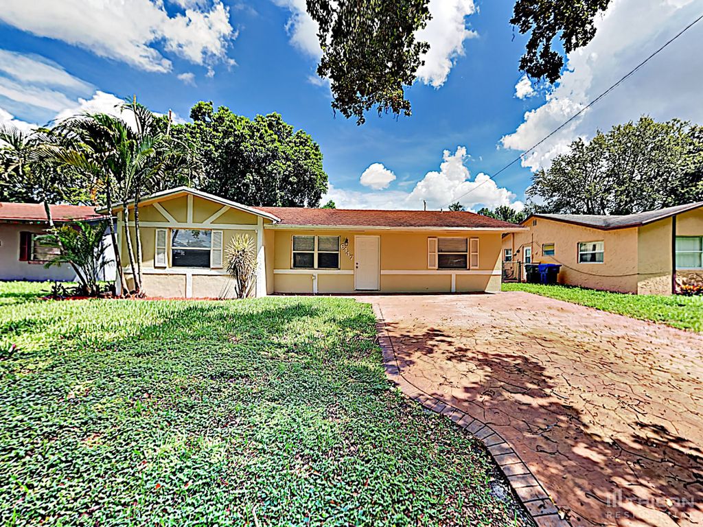 6447 Pershing St, Hollywood, FL 33024