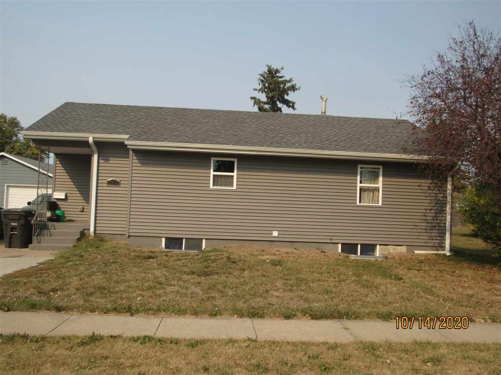 2314 W 5th St, Hastings, NE 68901