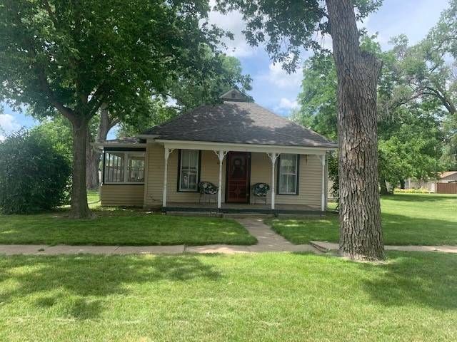 605 N Locust St, Red Cloud, NE 68970