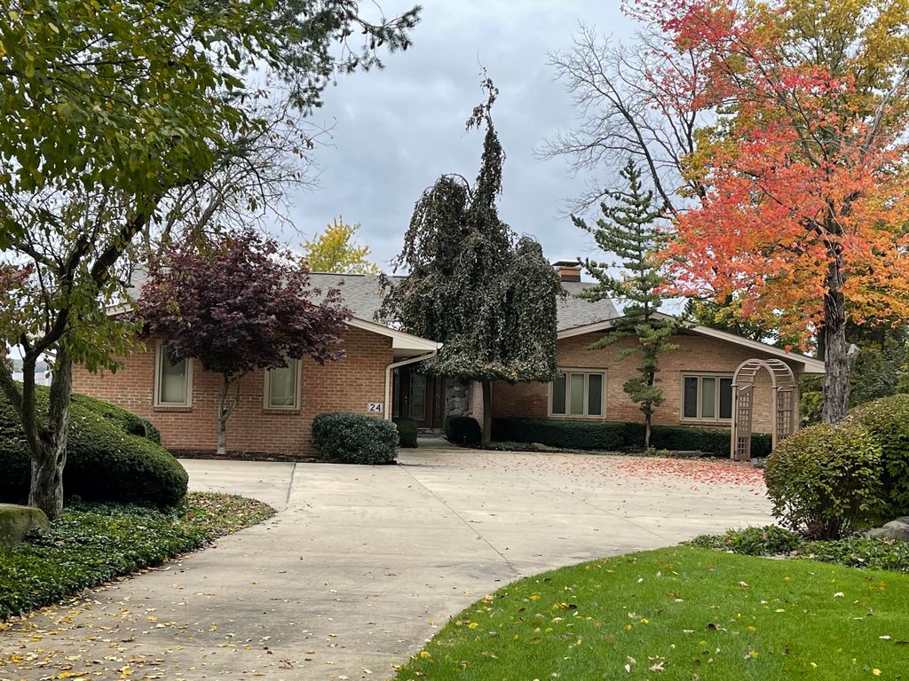 24 Hiawatha Dr, Battle Creek, MI 49015
