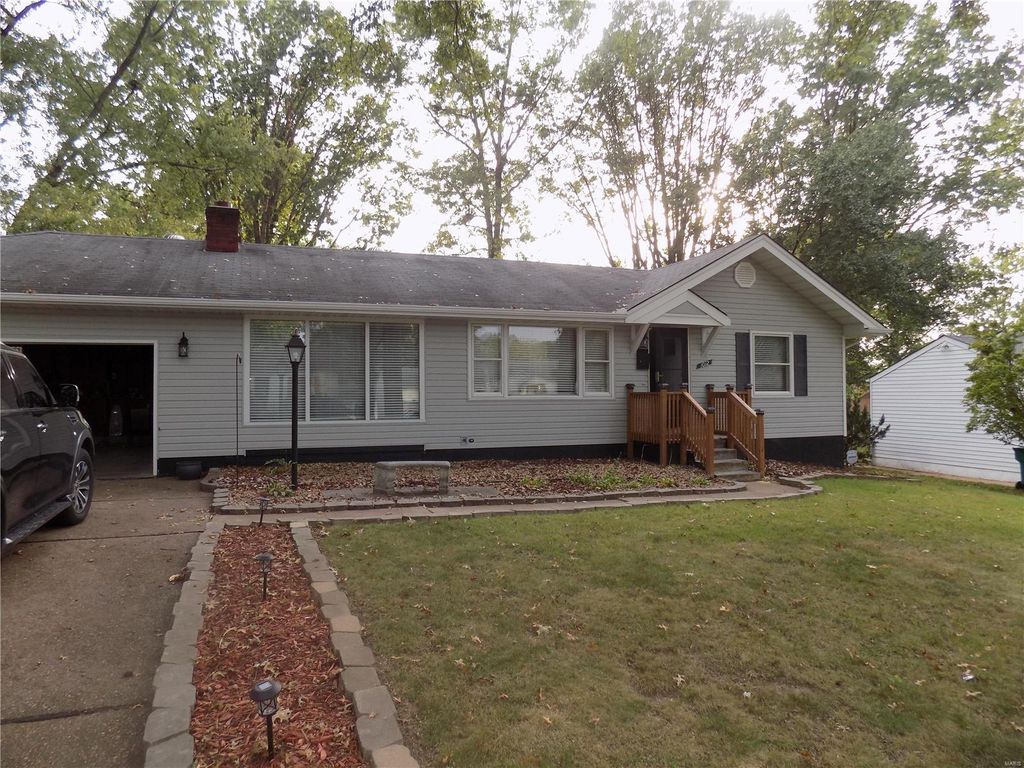 1012 Avant Dr, Saint Louis, MO 63137