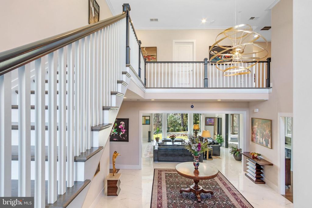 9112 McDonald Dr, Bethesda, MD 20817