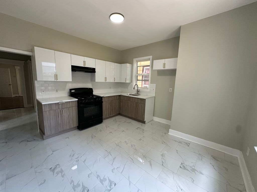 849 S  15th St #1R, Newark, NJ 07108