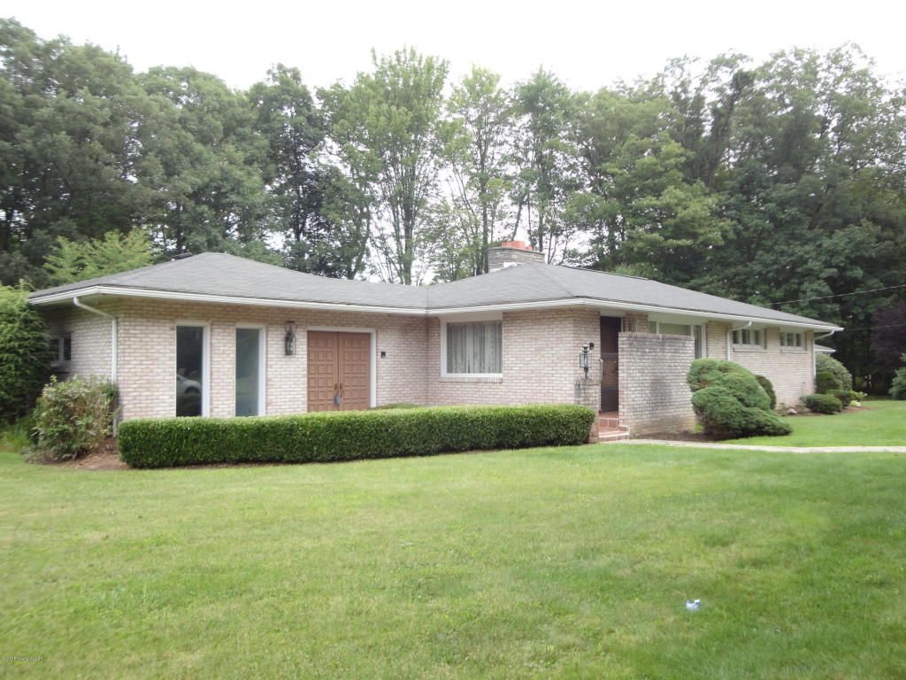 17 Woodland Ave, Mountain Top, PA 18707