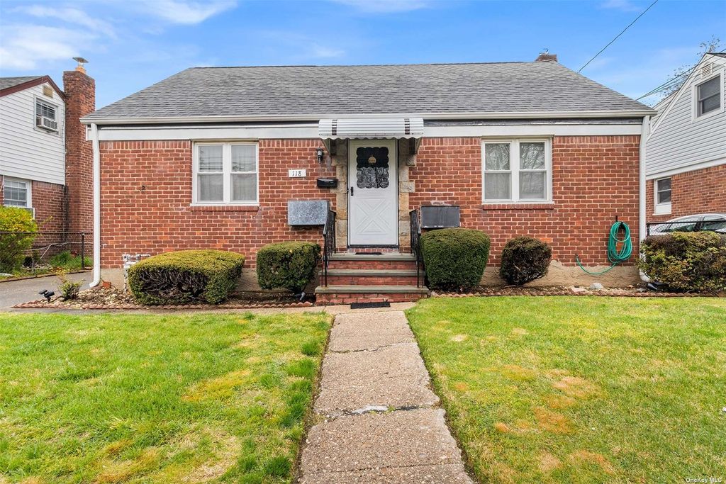 118 Roosevelt Court, Carle Place, NY 11514 SingleFamily Home for Sale