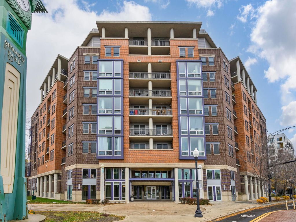 437 W Division St #404, Chicago, IL 60610