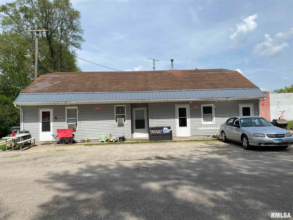 102 N Elizabeth St, Colchester, IL 62326