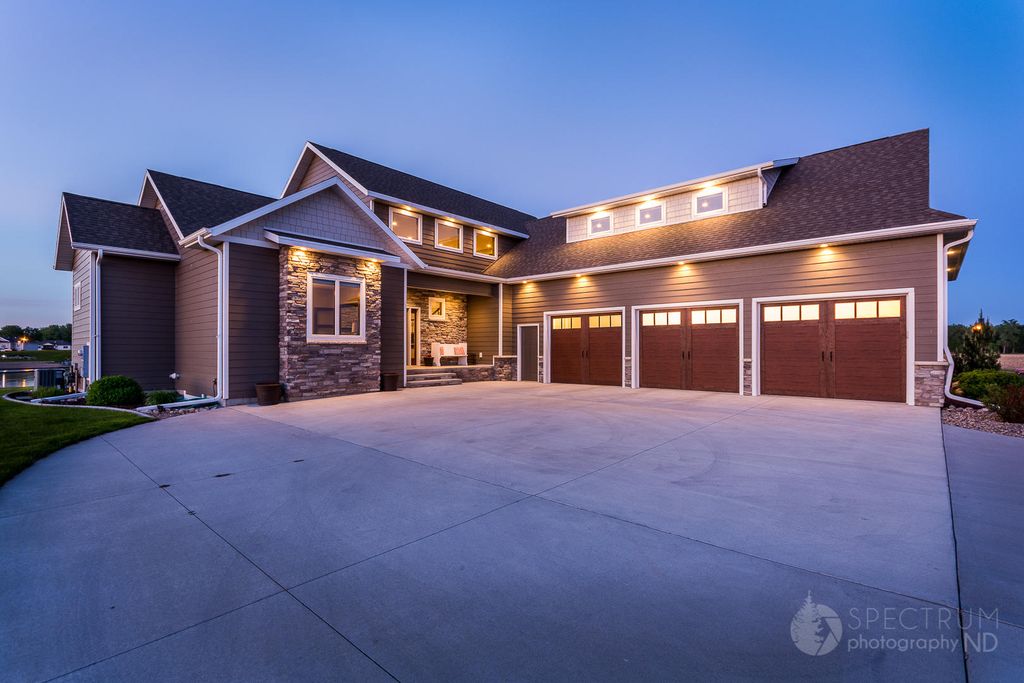 4224 Lakewood Dr SE, Mandan, ND 58554