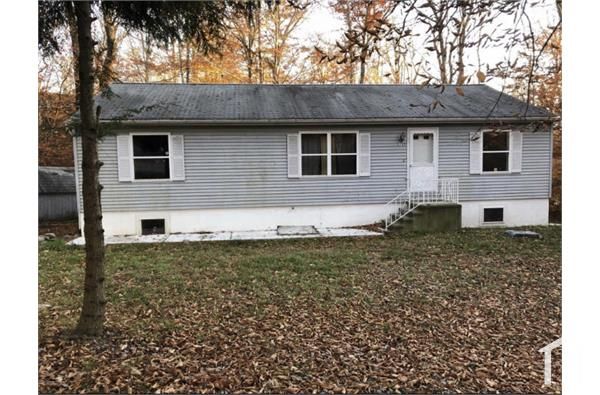 2236 Overlook Dr, Tobyhanna, PA 18466