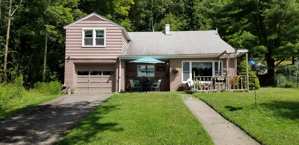 5109 Quaker Lake Rd, Brackney, PA 18812
