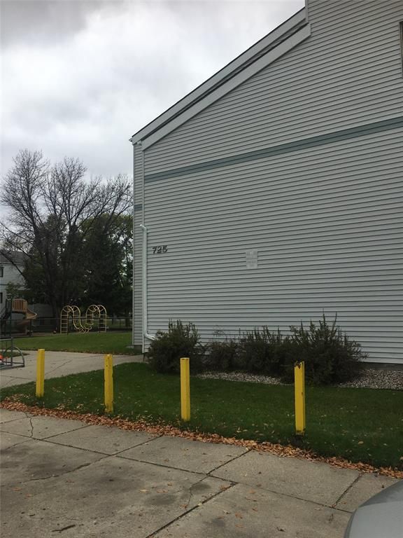 705 N 43rd St, Grand Forks, ND 58203