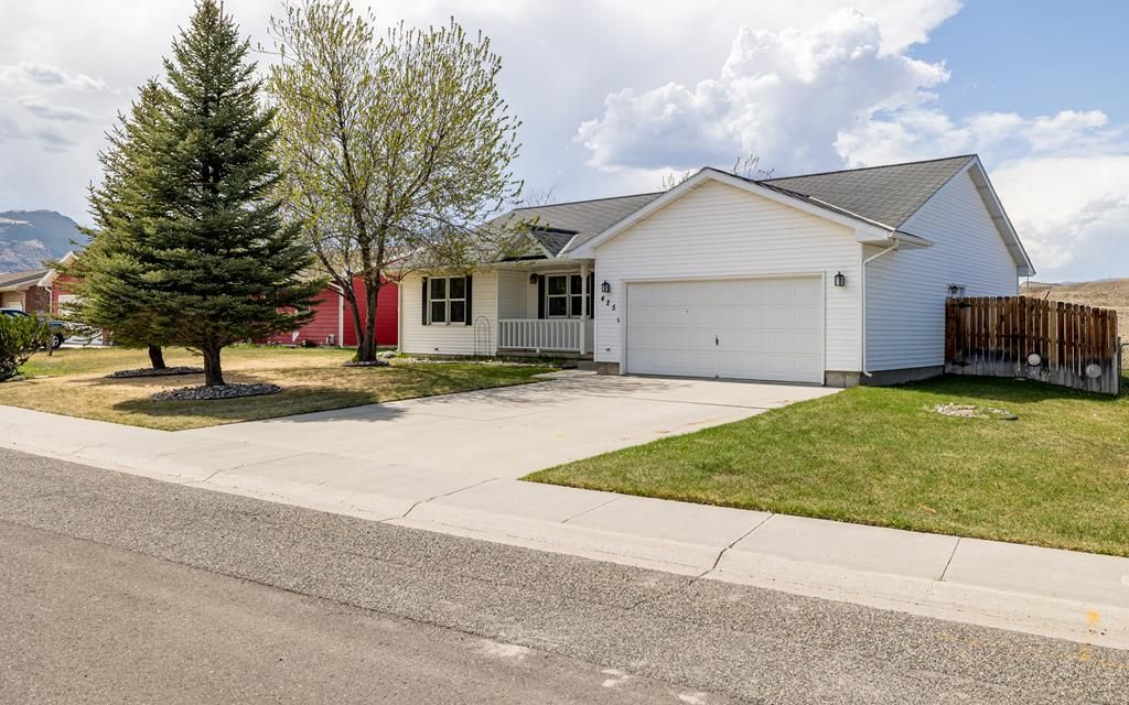 425 River View Dr, Cody, WY 82414