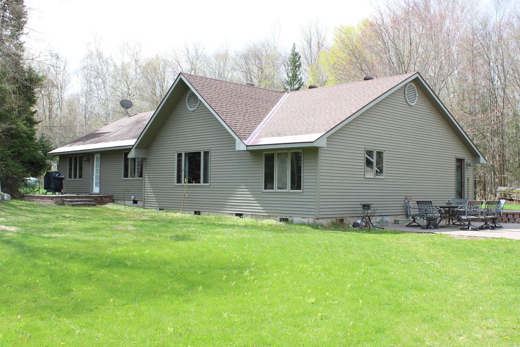 N9420 Bon I Quay Ln, Germfask, MI 49836