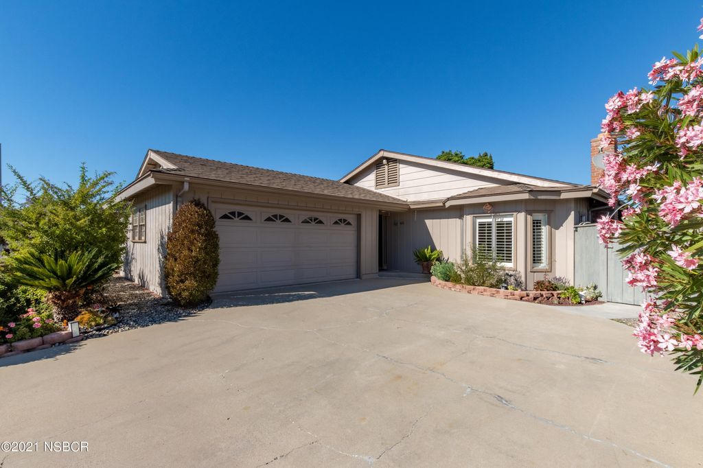 1051 Columbus Dr, Santa Maria, CA 93454