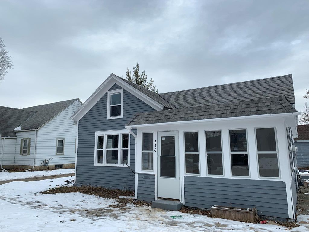 216 W  4th St, Chaska, MN 55318