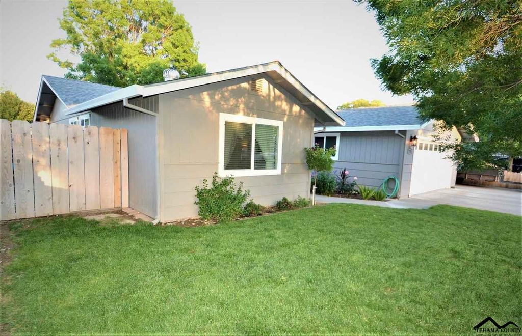 370 Christina Dr, Red Bluff, CA 96080