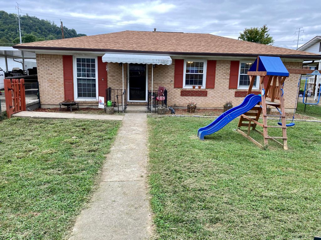411 Brentwood Dr, Covington, VA 24426