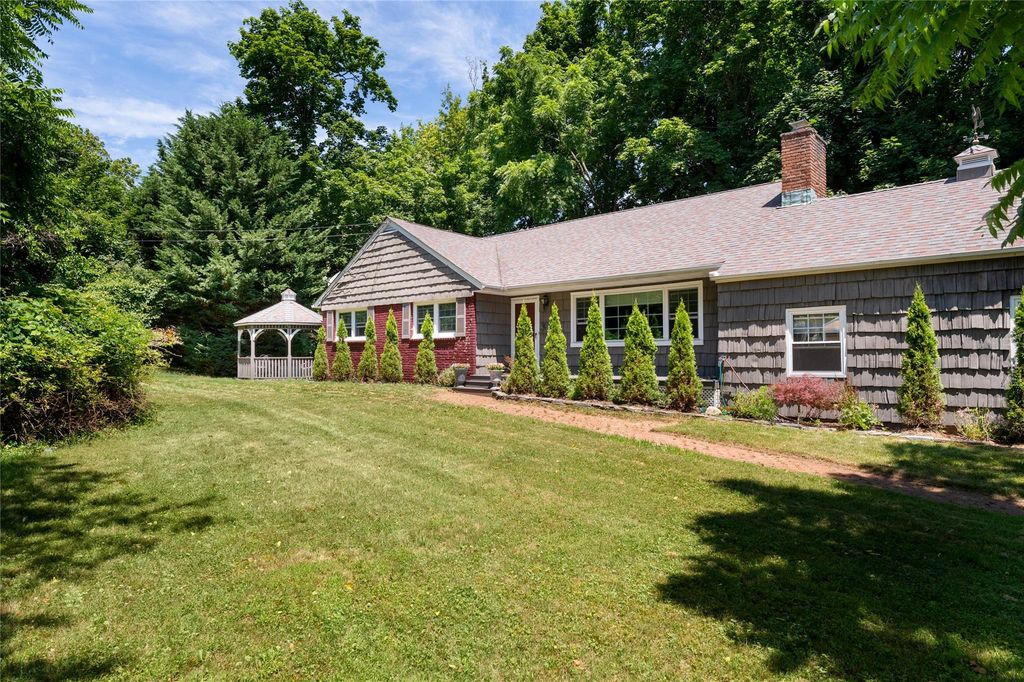 11 Quaker Path, Stony Brook, NY 11790