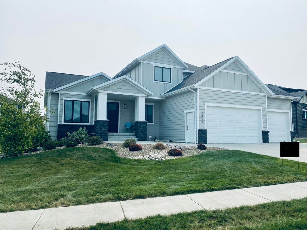 2816 Del Rio Dr, Bismarck, ND 58503