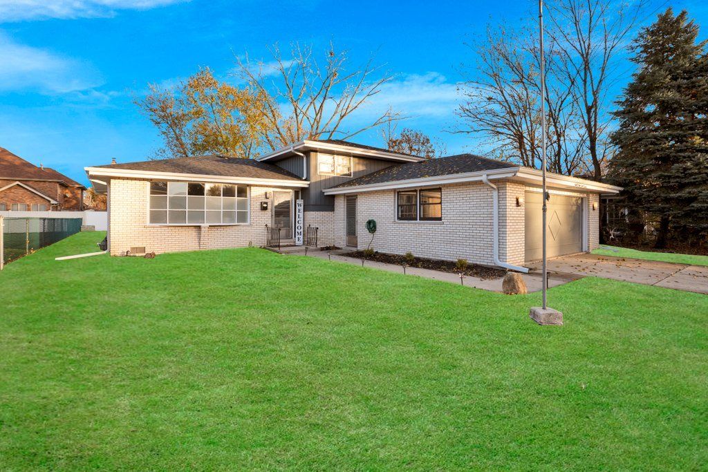 9933 Massasoit Ave, Oak Lawn, IL 60453