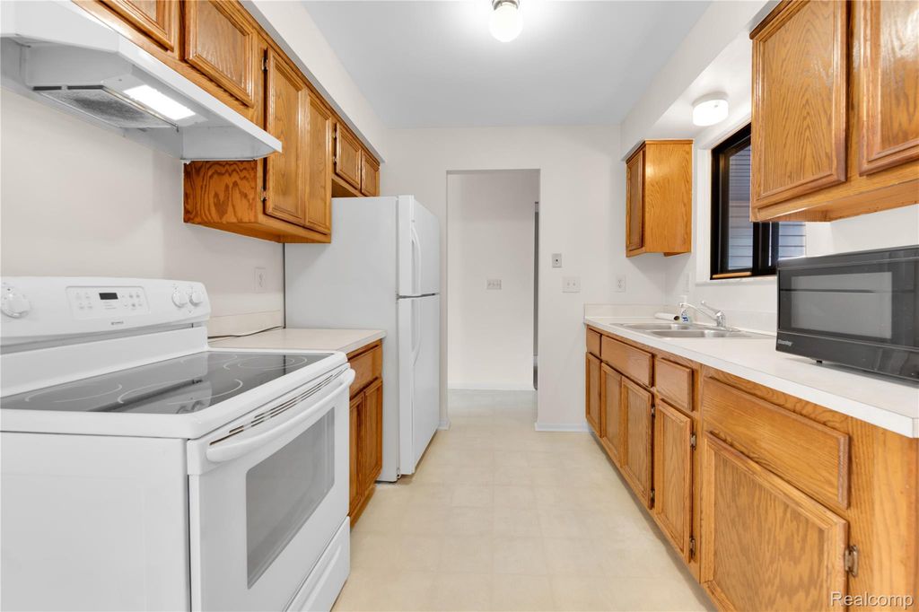 L'Appartement
【グッドグリーフ】Border Tops 11919 Ina Dr, Sterling Heights, MI 48312 | MLS# 20251005370