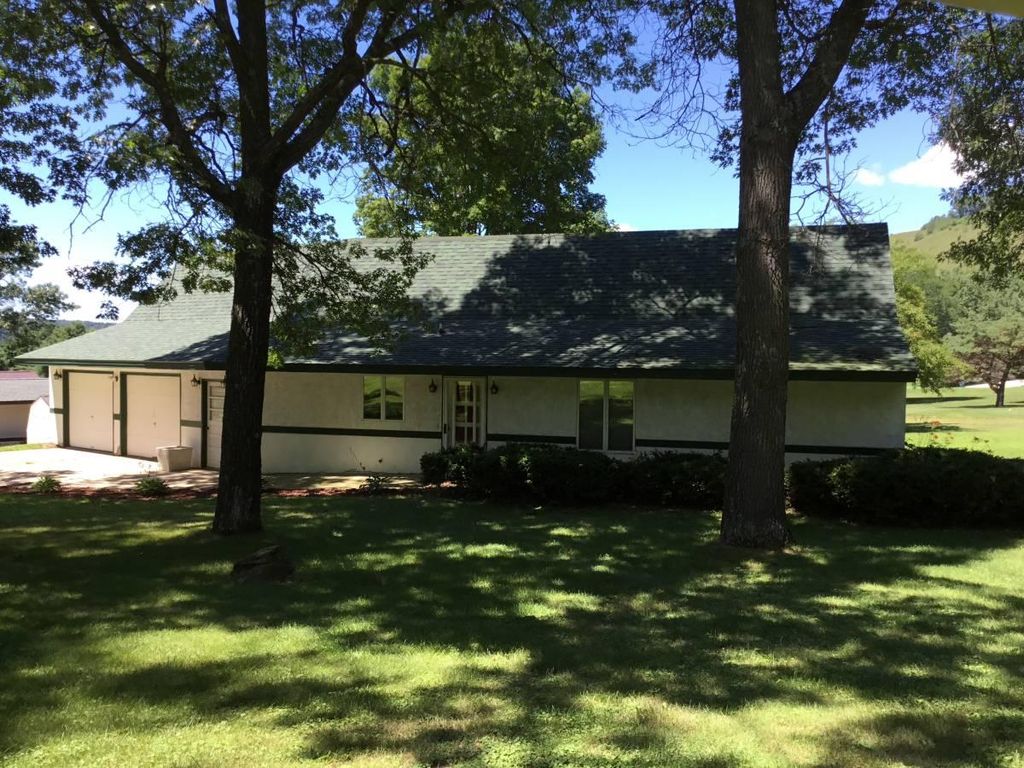 5906 Country Club Rd, Houston, MN 55943
