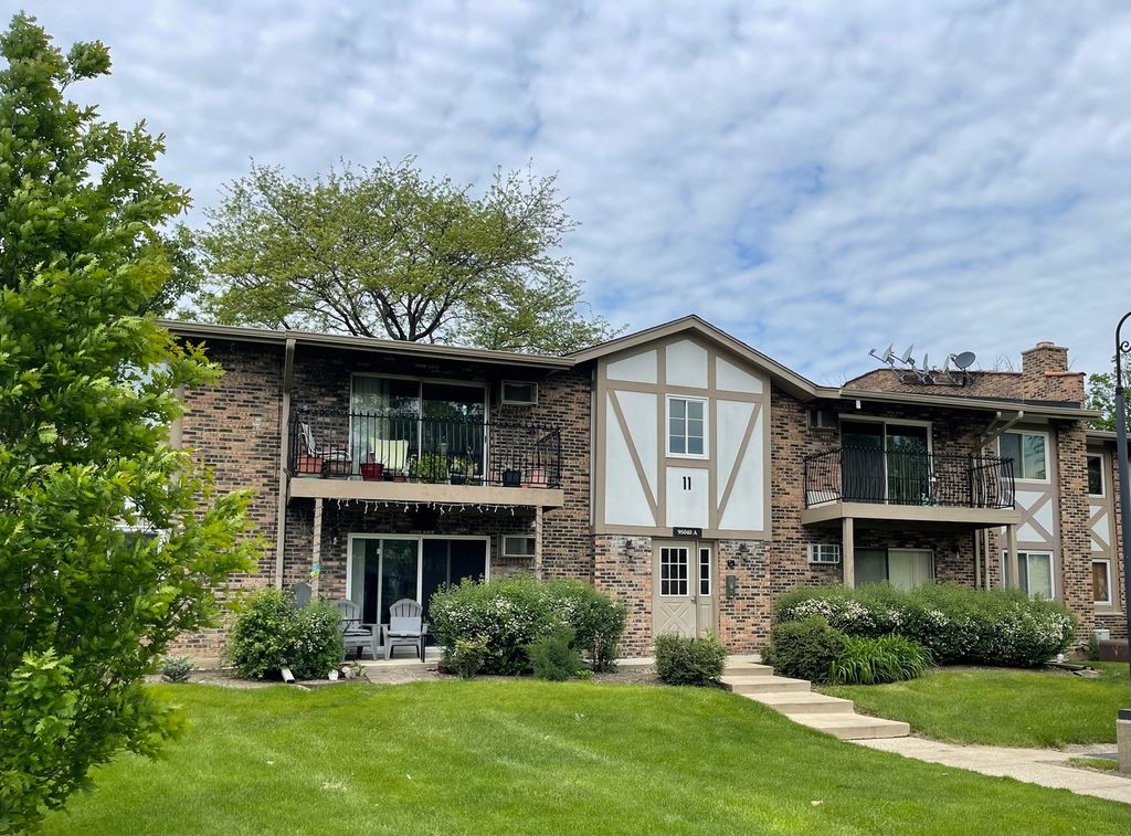 9S040 Lake Dr #203, Willowbrook, IL 60527