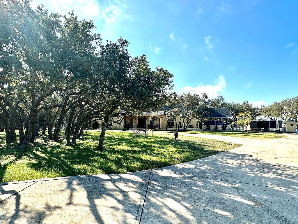 220 Fawn Meadow Dr, Dripping Springs, TX 78620