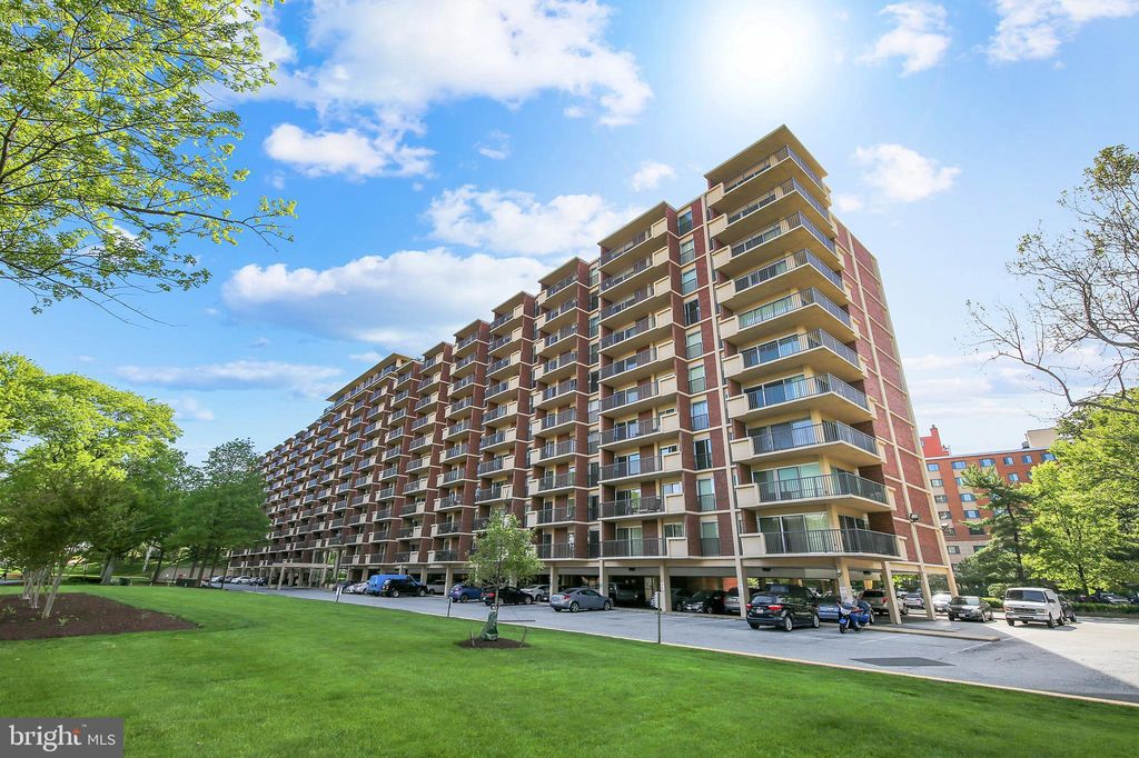 1300 Army Navy Dr #802, Arlington, VA 22202