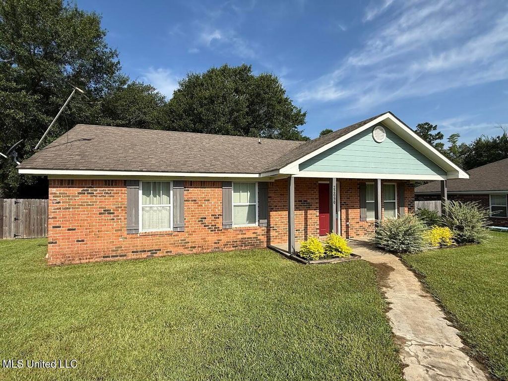 22090 Rayvan Ln, Kiln, MS 39556