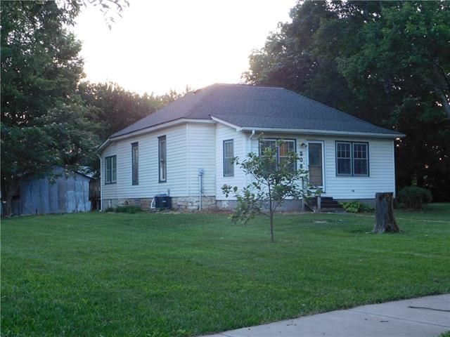 206 Walnut St, Wellsville, KS 66092