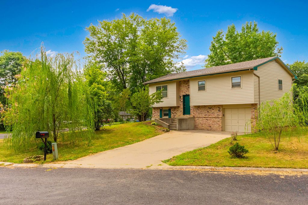 8717 W Trails West Dr, Columbia, MO 65202