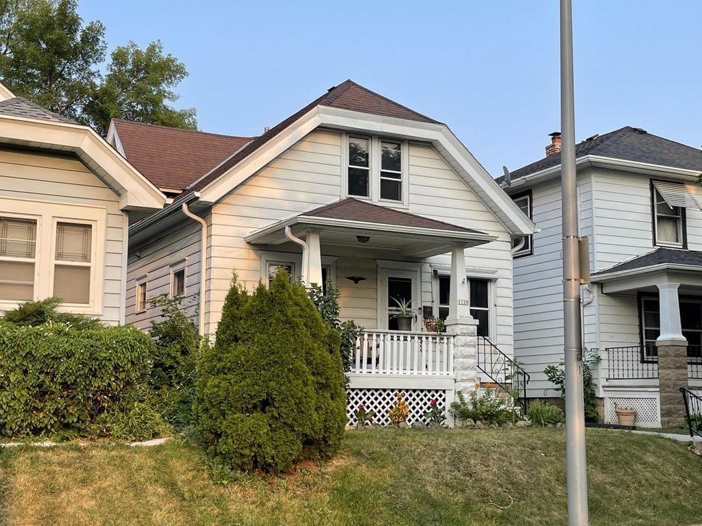 2128 S 71st St, West Allis, WI 53219