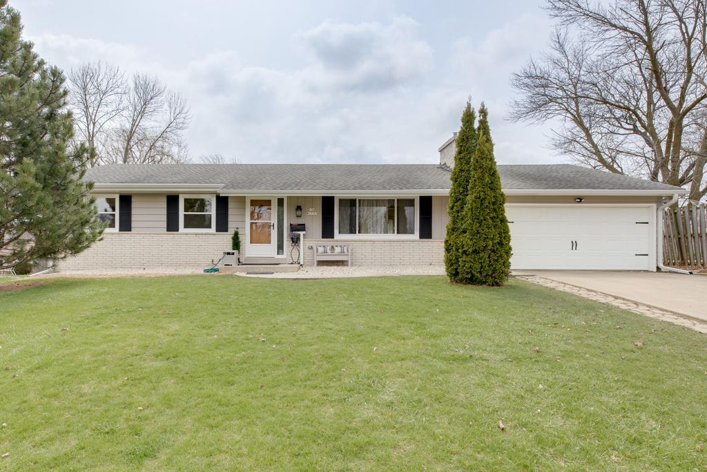 N94W17353 Erika Rd, Menomonee Falls, WI 53051