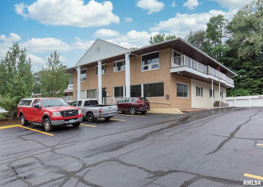 1104 Kimberly Rd #604, Bettendorf, IA 52722