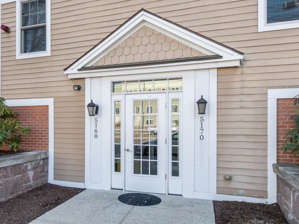 5170 Washington St #302, West Roxbury, MA 02132
