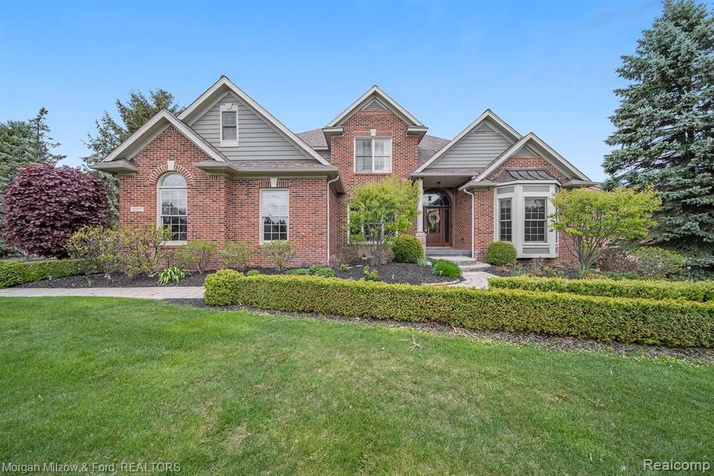 8207 Brookstone Ln, Clarkston, MI 48348 5 Bed, 6 Bath SingleFamily