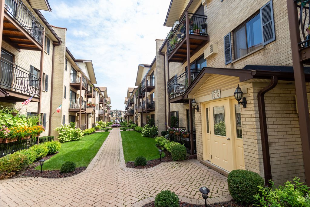 5139 N East River Rd #371, Chicago, IL 60656