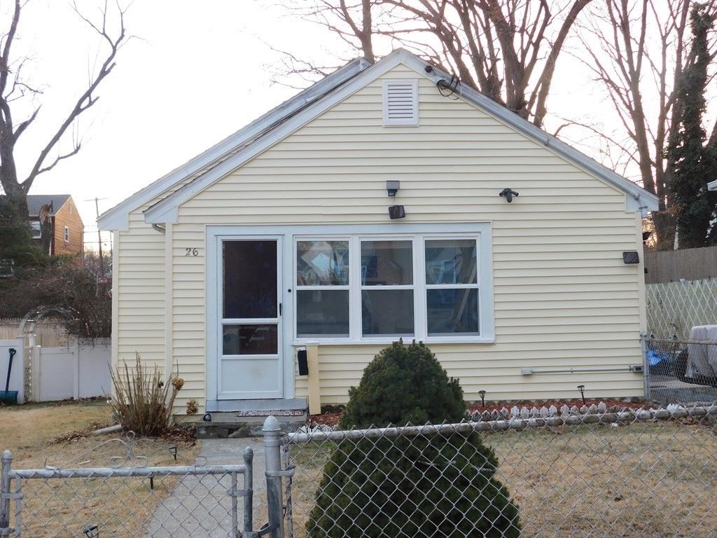 26 Magee St, Hyde Park, MA 02136