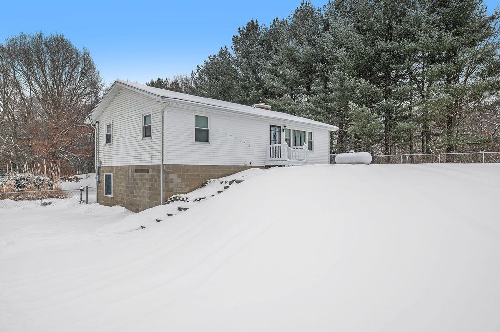 21650 N Uldriks Dr, Battle Creek, MI 49017