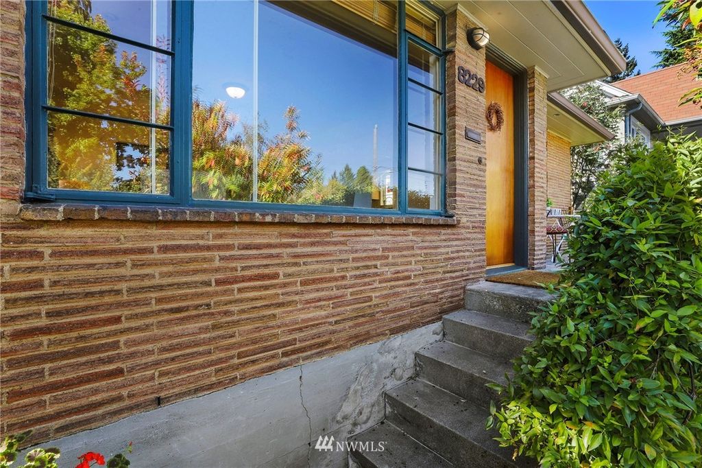 8229 16th Ave NE, Seattle, WA 98115