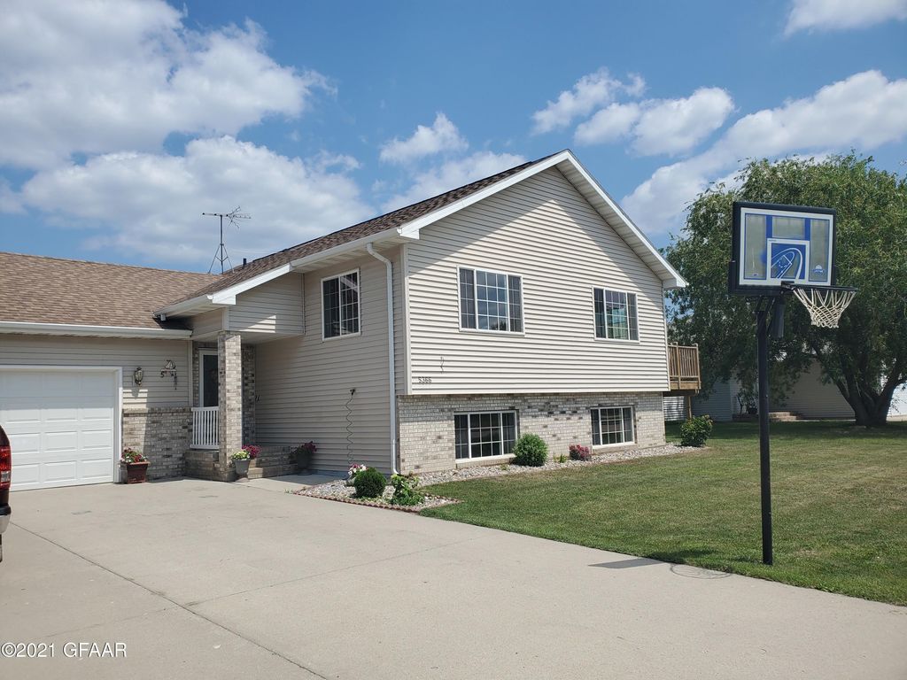5366 W Lanark Dr, Grand Forks, ND 58203