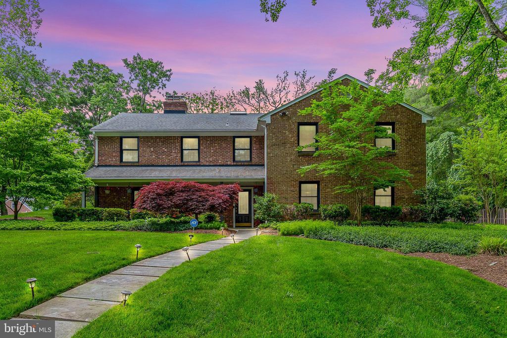 7600 Savannah Dr, Bethesda, MD 20817