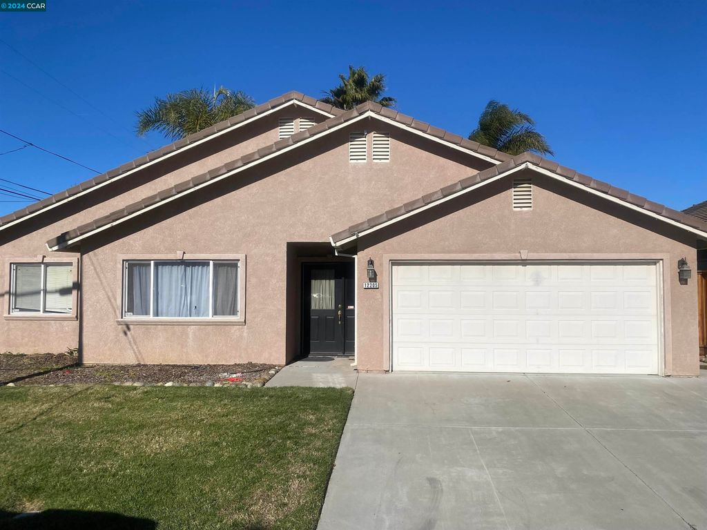 12205 Pecan Ave, Waterford, CA 95386