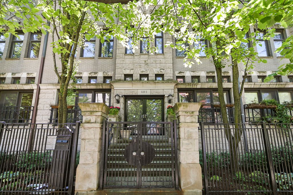 123 W Oak St #I, Chicago, IL 60610