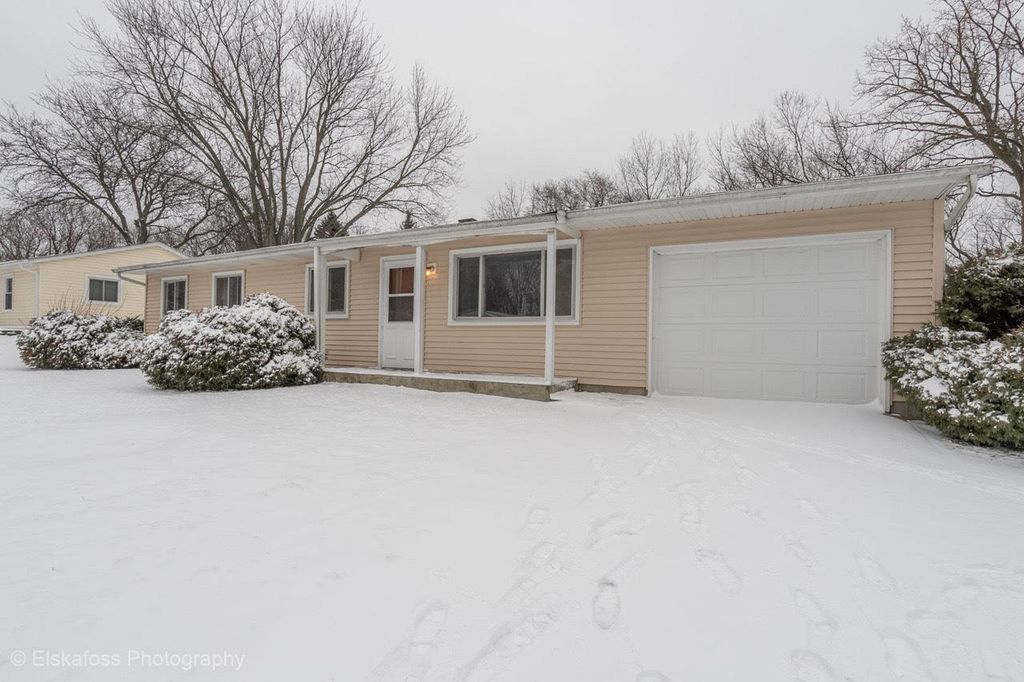 4815 Claire St, Crystal Lake, IL 60014