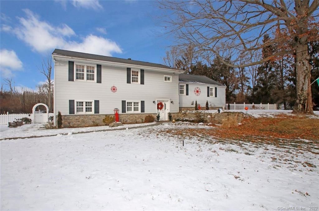 207 Elm St, Monroe, CT 06468