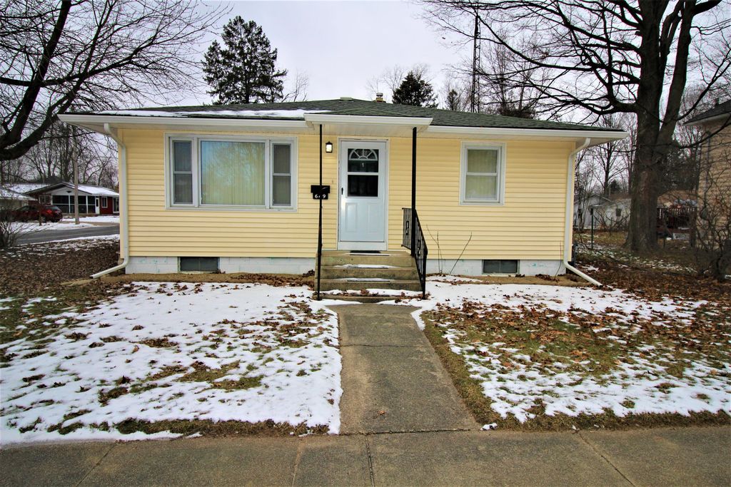649 S Constantine St, Three Rivers, MI 49093