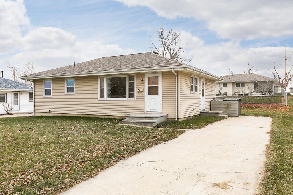 1175 Mitchell Dr, Marion, IA 52302