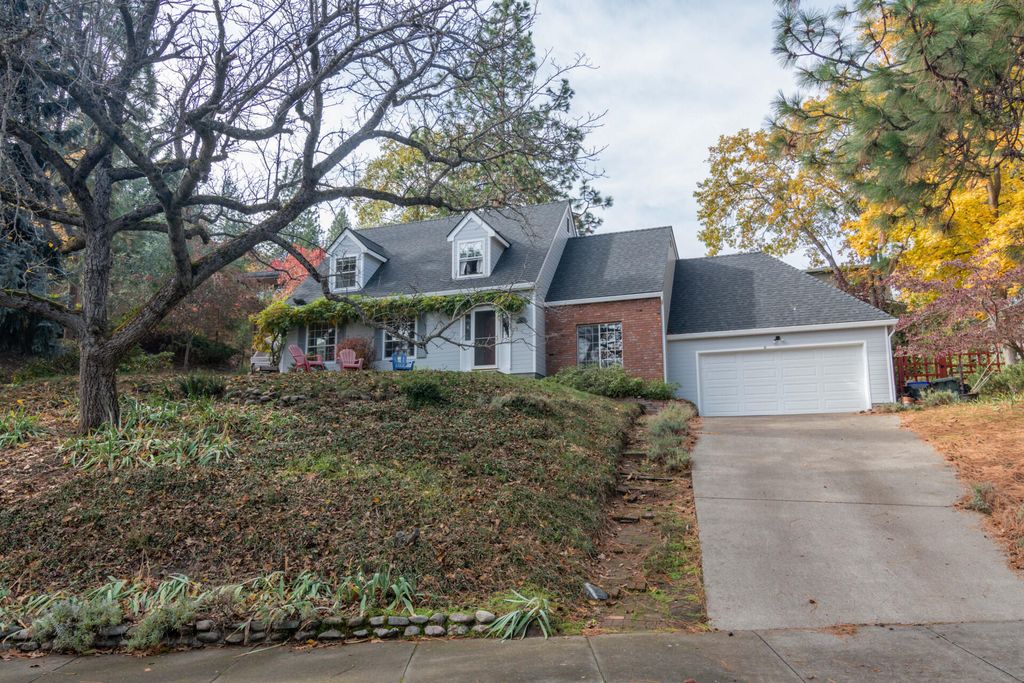 555 Weller Ln, Ashland, OR 97520